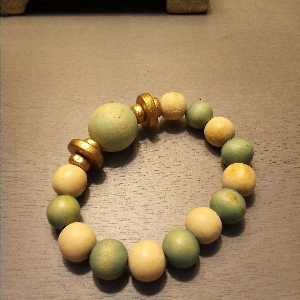 Elegant Gold and Cream Beaded Bracelet